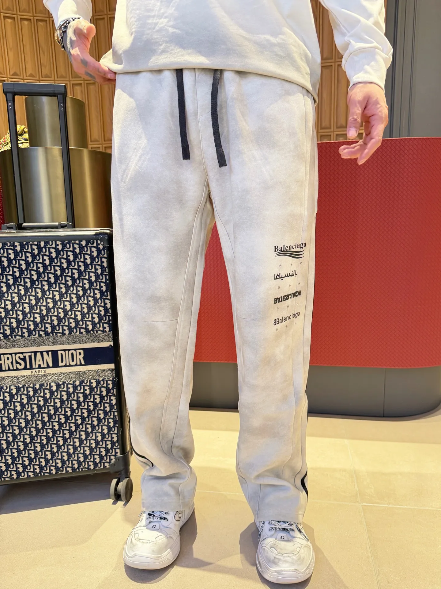 Balenciaga 🆕2026 Autumn and Winter New Arrival Casual Pants! The official website will be released simultaneously. Brand Classic LOGO casual pants, customized fabrics, excellent comfort and strong touch. Highly recognisable, perfect appearance and craftsmanship. Size:M-3XL